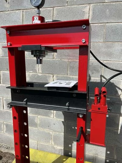 Гідравлічний прес підлоговий 30 тонн для СТО з пересувним циліндром на дві швидкості Carmax Польща