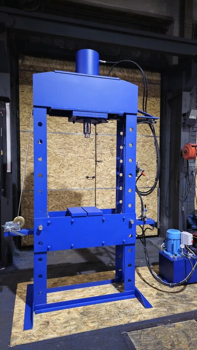 Прес електрогідравлічний 100 тон, хід штока 500 мм, швидкість опускання штоку 5 мм/сек Прес гідравлічний